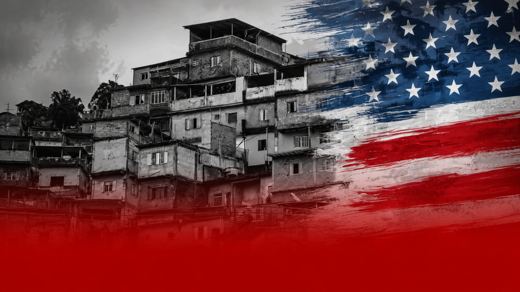 Favela em preto e branco sobreposta por elementos da bandeira dos Estados Unidos em vermelho, branco e azul.