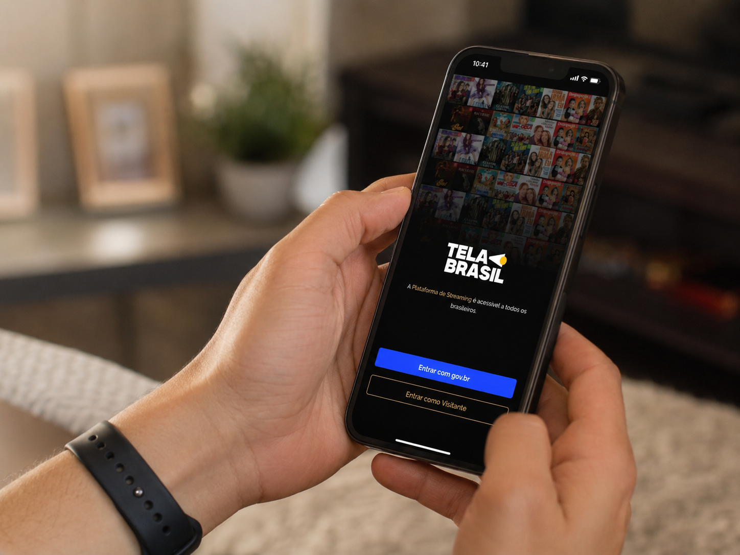 Pessoa segurando celular com a tela inicial da plataforma Tela Brasil aberta