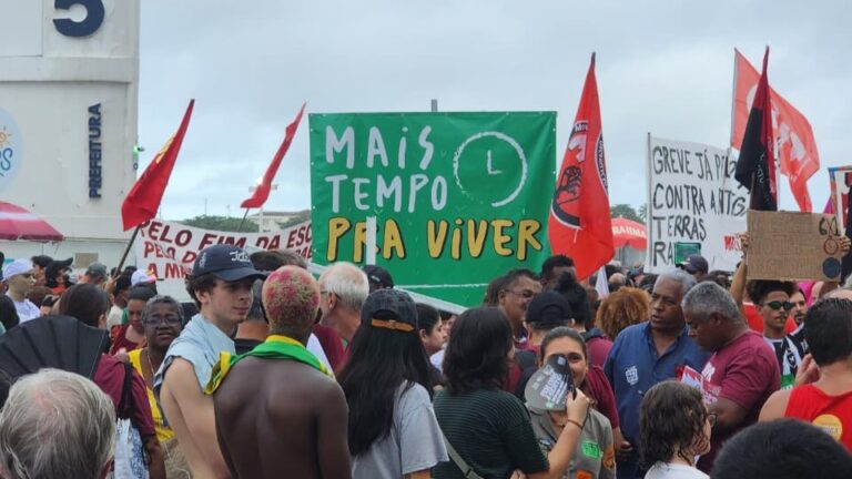 Manifestantes participam de ato do Dia do Trabalhador em Copacabana, no Rio de Janeiro.