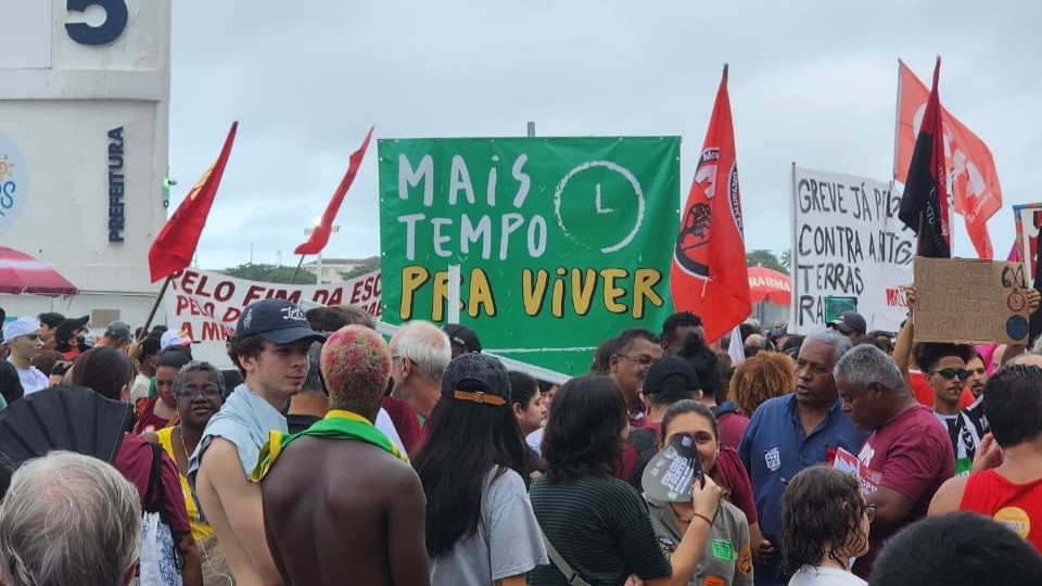 Manifestantes participam de ato do Dia do Trabalhador em Copacabana, no Rio de Janeiro.