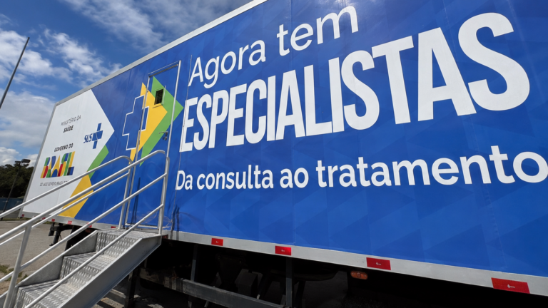 Unidade móvel do programa Agora Tem Especialistas, com identidade visual azul do SUS