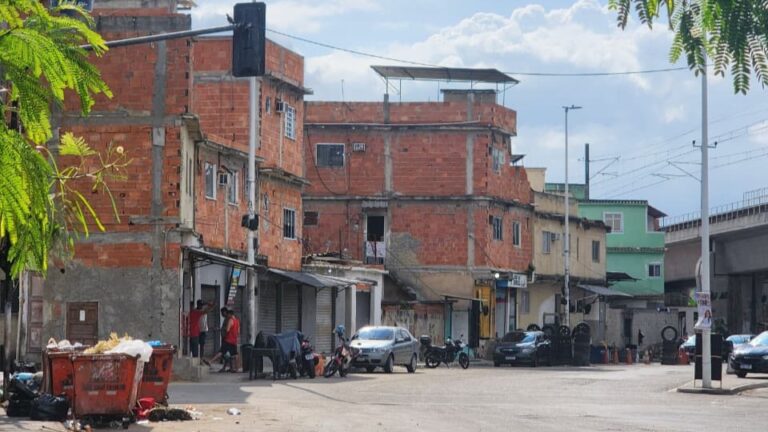Dia ensolarado em Manguinhos