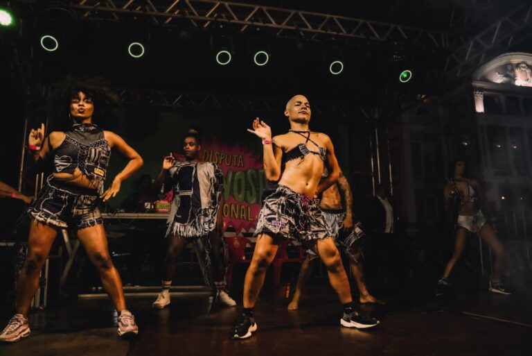 Dançarinos se apresentam durante uma edição da Disputa Nervosa, competição de dança funk que terá seletiva no PAC Manguinhos.