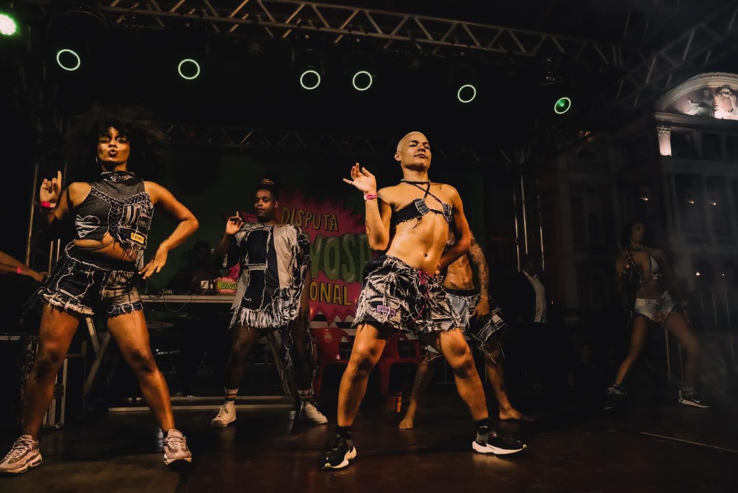 Dançarinos se apresentam durante uma edição da Disputa Nervosa, competição de dança funk que terá seletiva no PAC Manguinhos.