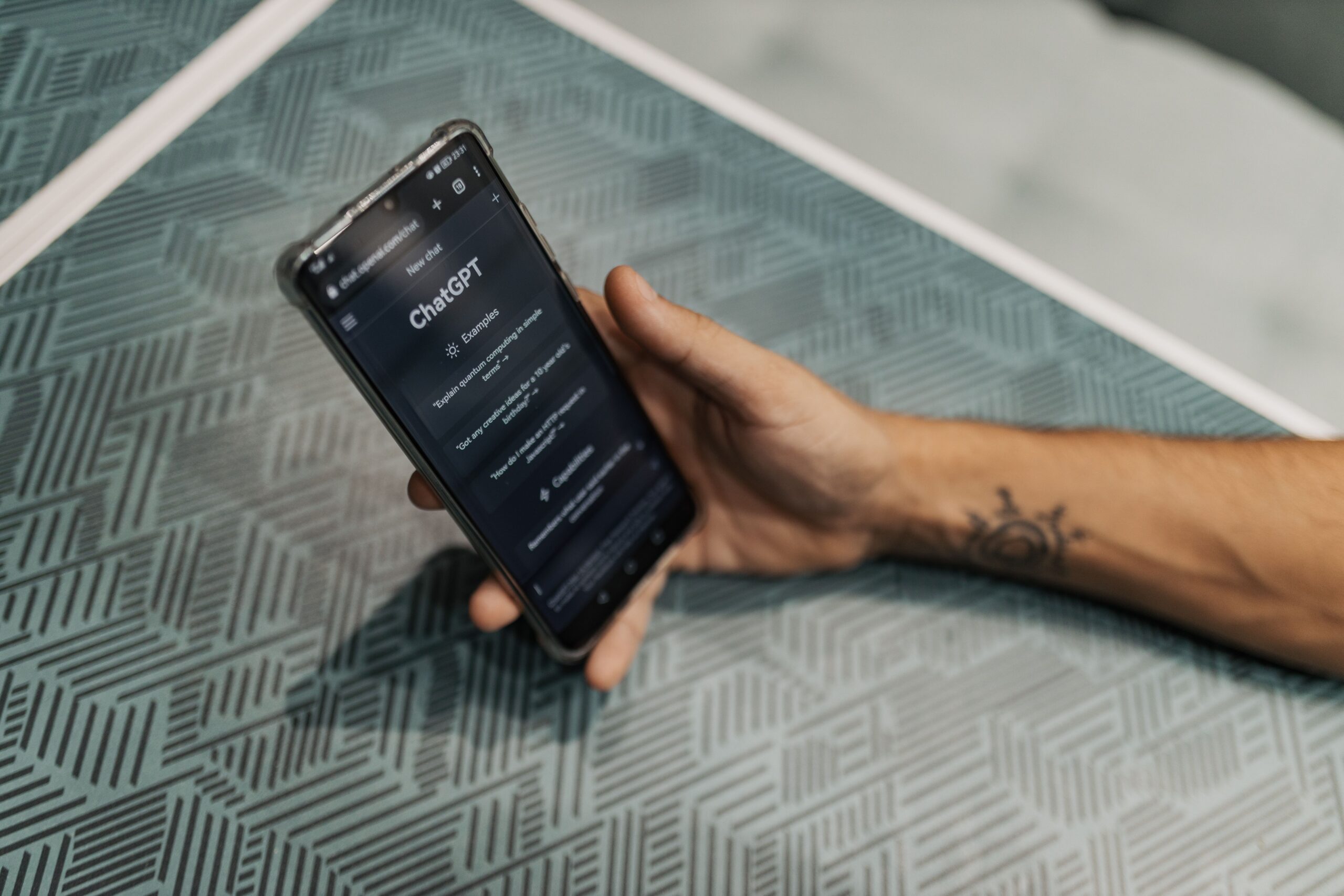 Pessoa utilizando o ChatGPT em um smartphone