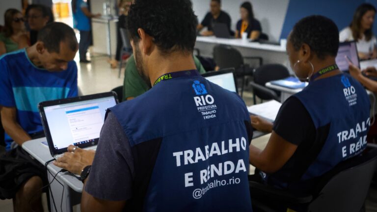 Equipe do Trabalha Rio durante atendimento a trabalhadores no Rio de Janeiro.